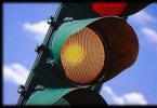 A közlekedési lámpák jelzéseinek jelentése - közlekedési szabályok leckék Sárga nyíl a közlekedési lámpánál