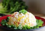 Krabbepinnesalat med ris