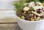 Salad with croutons and smoked sausage - a crispy holiday decoration