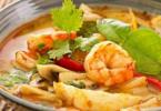 Recept na pikantnú thajskú polievku Tom Yum s krevetami, kuracím mäsom, morskými plodmi, hubami