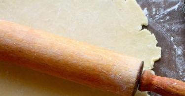 Як приготувати пишні вергуни на кефірі за покроковим рецептом.