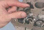 Procesul și procedura de strângere a șuruburilor chiulasei pe Priora Verificăm spațiul termic din segmentele pistonului.