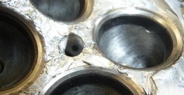 Aandraaien van schroefdraadverbindingen: bouten van de cilinderkop, kleppendeksel, injectoren, enz.