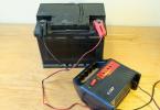 Hvordan lade et bilbatteri Hjemmelaget lader for et bilbatteri