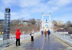 Jalakäijate rippsild Orenburgi vallil Foto ja kirjeldus