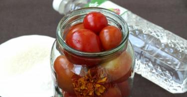 Recetë fotografike hap pas hapi për konservimin e domateve dhe marigoldëve në shtëpi për dimër
