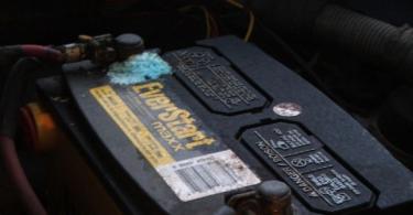 Come caricare una batteria per auto che non richiede manutenzione ed è possibile farlo?